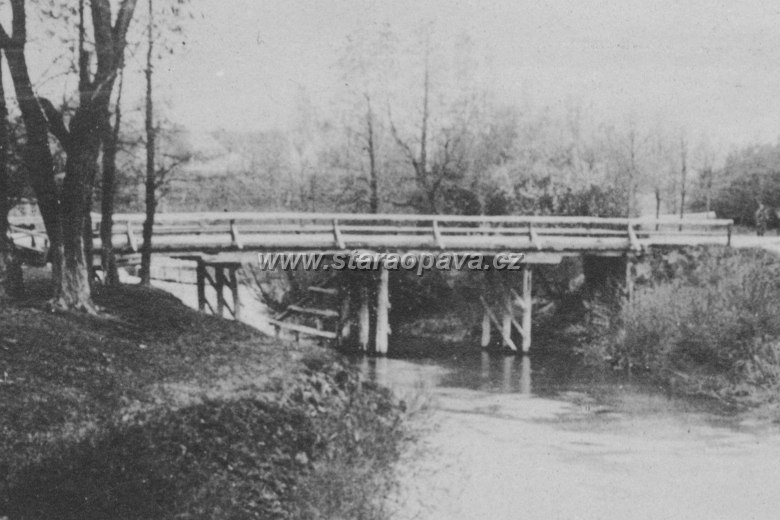 reka (12).jpg - Zvětšený výřez z předchozí pohlednice, pohled na původní most u Vojenského splavu.